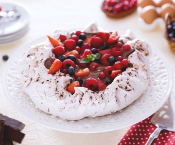 Pavlova au cacao avec crème au chocolat