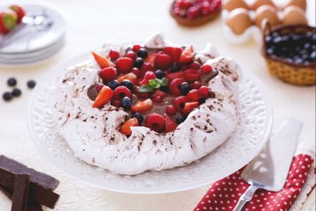 Pavlova au cacao avec crème au chocolat
