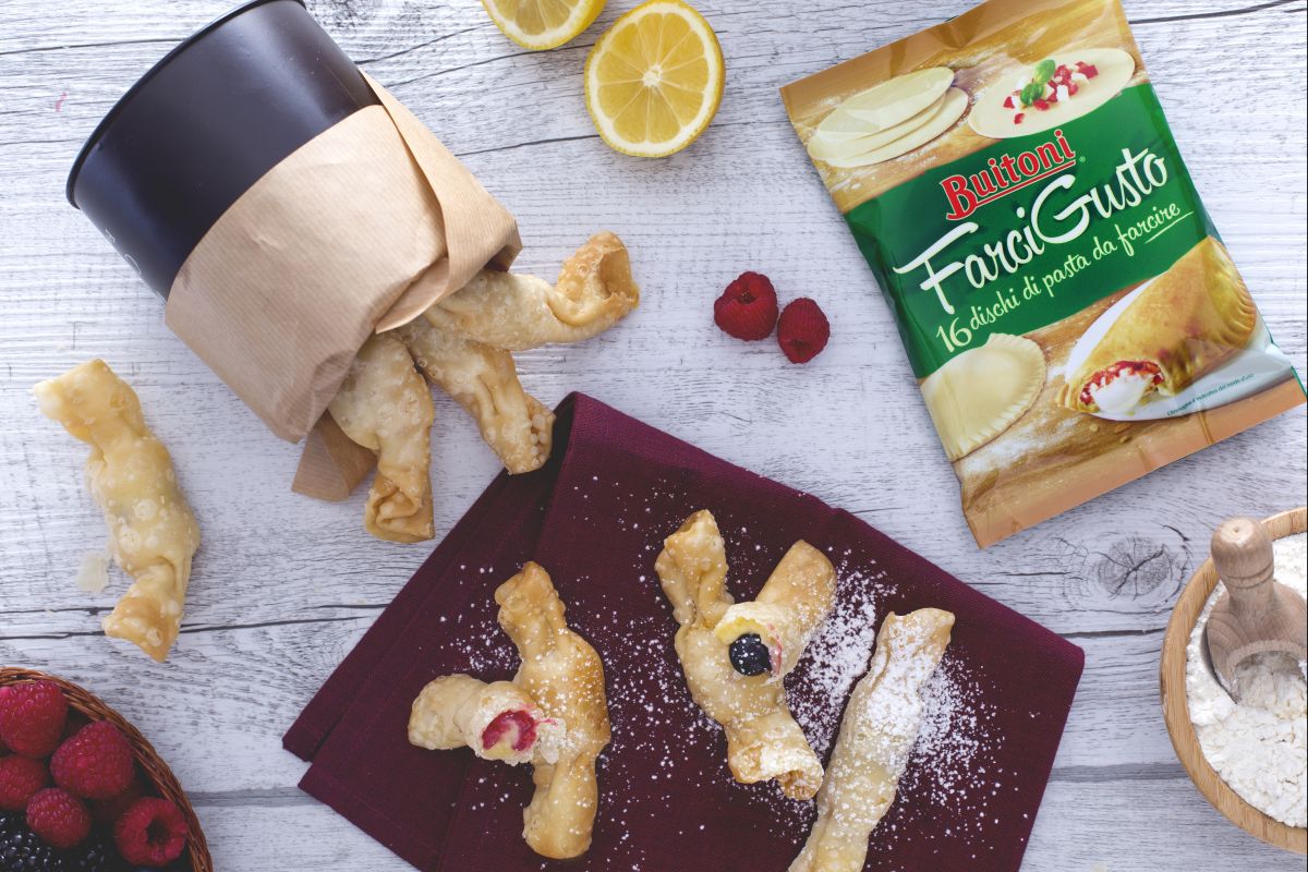 Bonbons frits à la crème pâtissière et fruits des bois