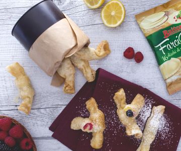 Bonbons frits à la crème pâtissière et fruits des bois