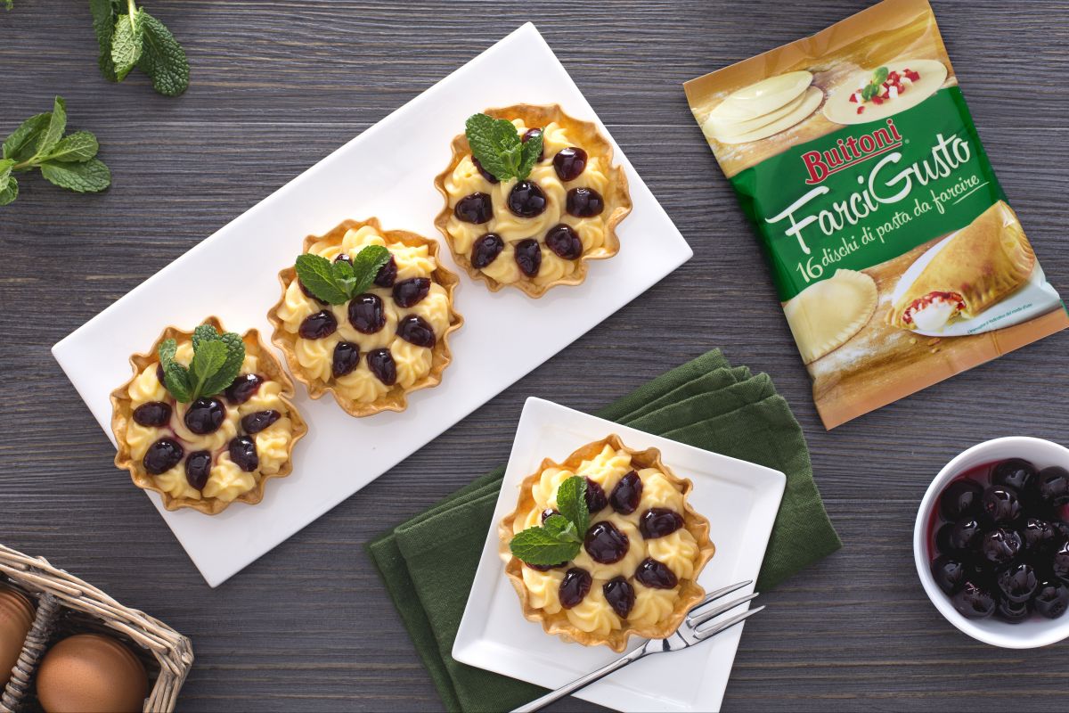 Tartelettes remplies de crème pâtissière et griottes