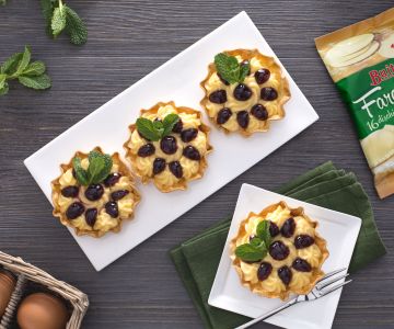 Tartelettes remplies de crème pâtissière et griottes