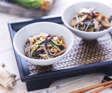 Nouilles de riz aux légumes et poulet caramélisé