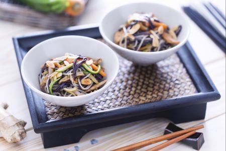Nouilles de riz aux légumes et poulet caramélisé