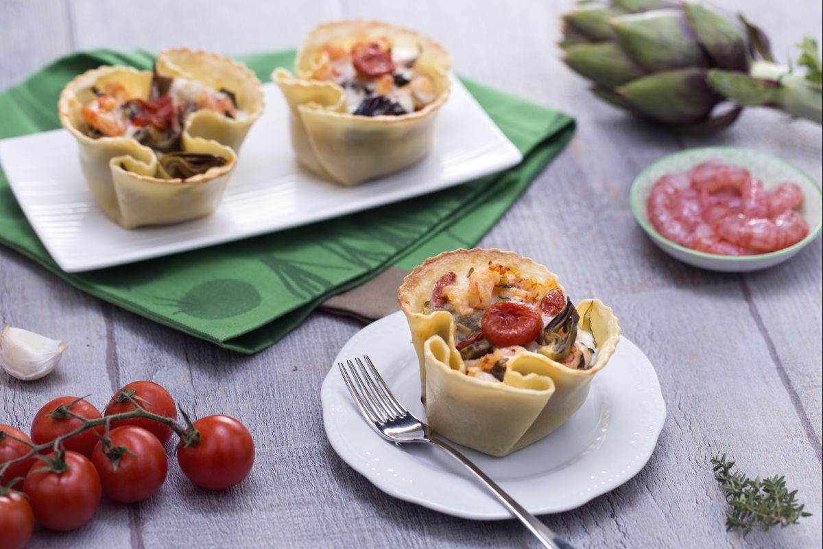Panier de pâtes fraîches aux artichauts, crevettes et tomates cerises confites