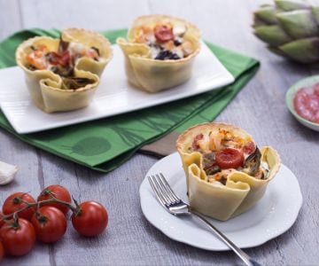 Panier de pâtes fraîches aux artichauts, crevettes et tomates cerises confites