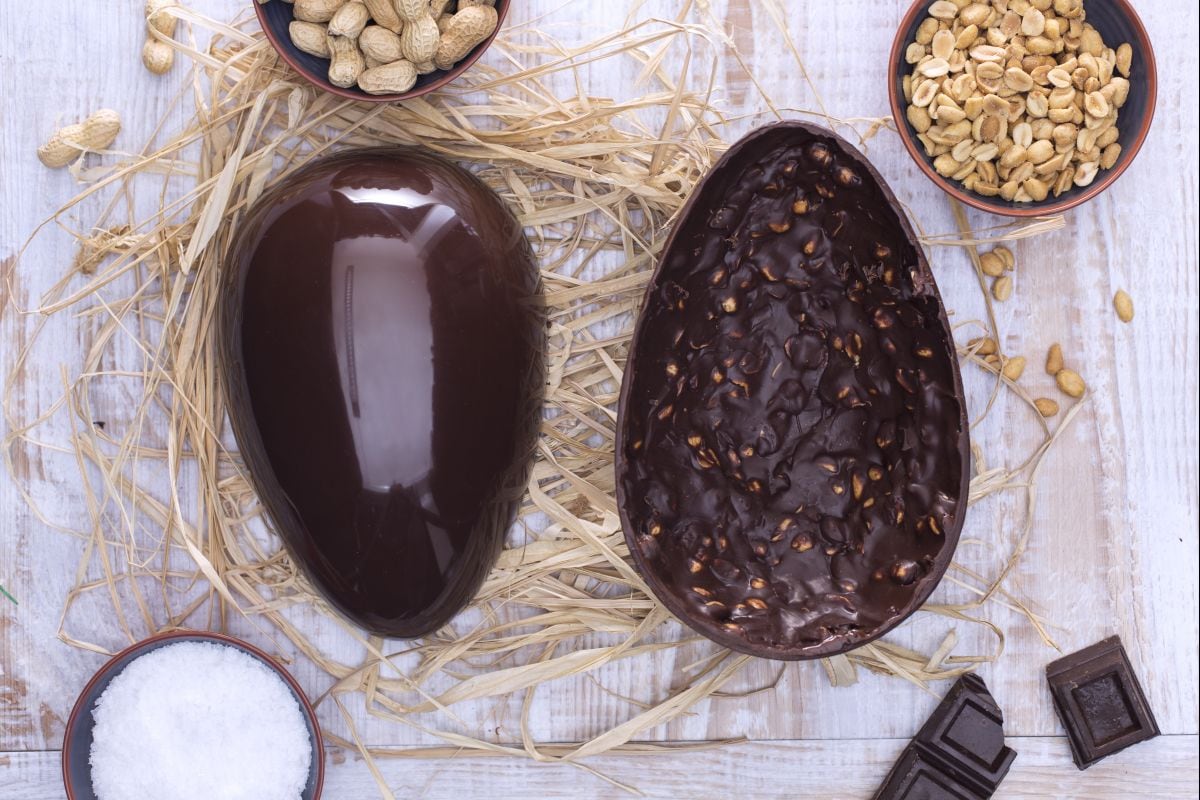 Œuf de Pâques au chocolat noir et cacahuètes