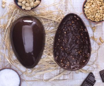 Œuf de Pâques au chocolat noir et cacahuètes