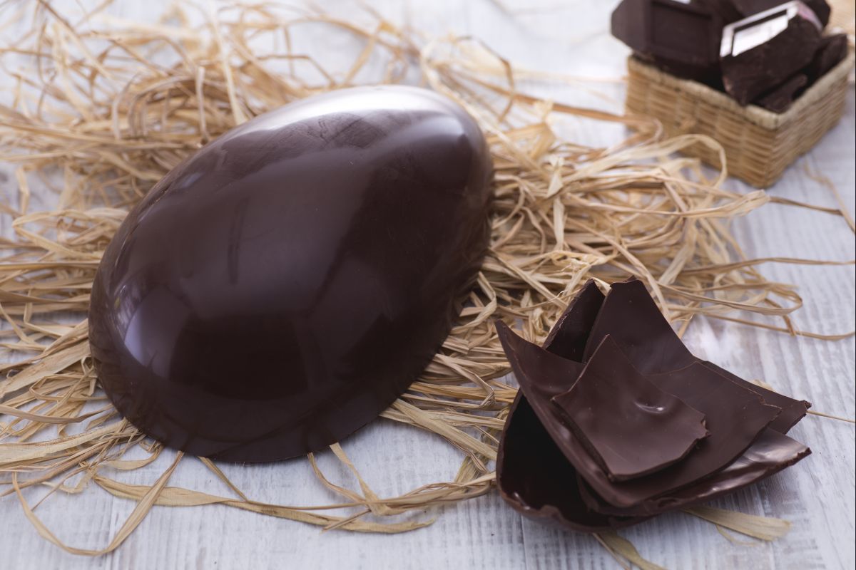 Œuf de Pâques au chocolat noir