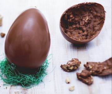 Œuf de Pâques au chocolat au lait et aux noisettes