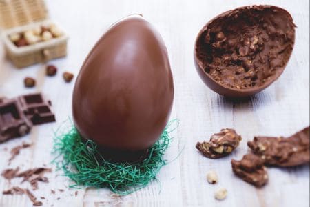 Œuf de Pâques au chocolat au lait et aux noisettes
