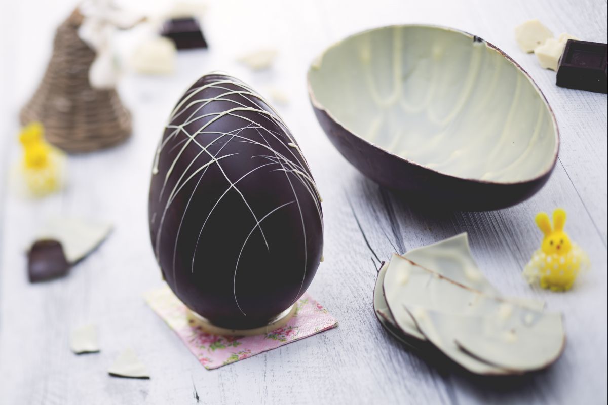 Œuf de Pâques bicolore au chocolat noir et blanc