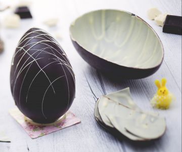 Œuf de Pâques bicolore au chocolat noir et blanc