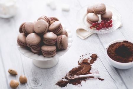 Macaron au cacao avec crème au mascarpone et groseilles
