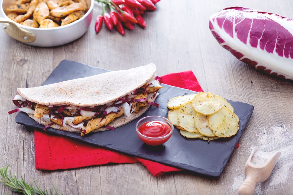 Piadina de sarrasin avec émincés de poulet et chips au four