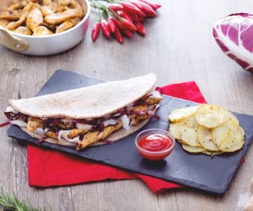 Piadina de sarrasin avec émincés de poulet et chips au four