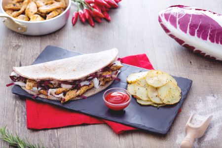 Piadina de sarrasin avec émincés de poulet et chips au four