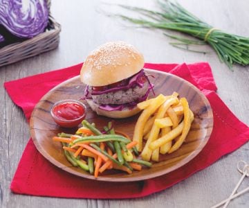 Hamburger aux herbes aromatiques avec légumes variés et frites