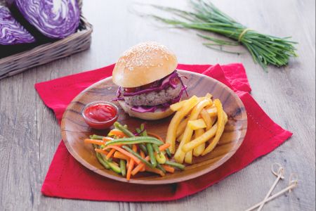 Hamburger aux herbes aromatiques avec légumes variés et frites