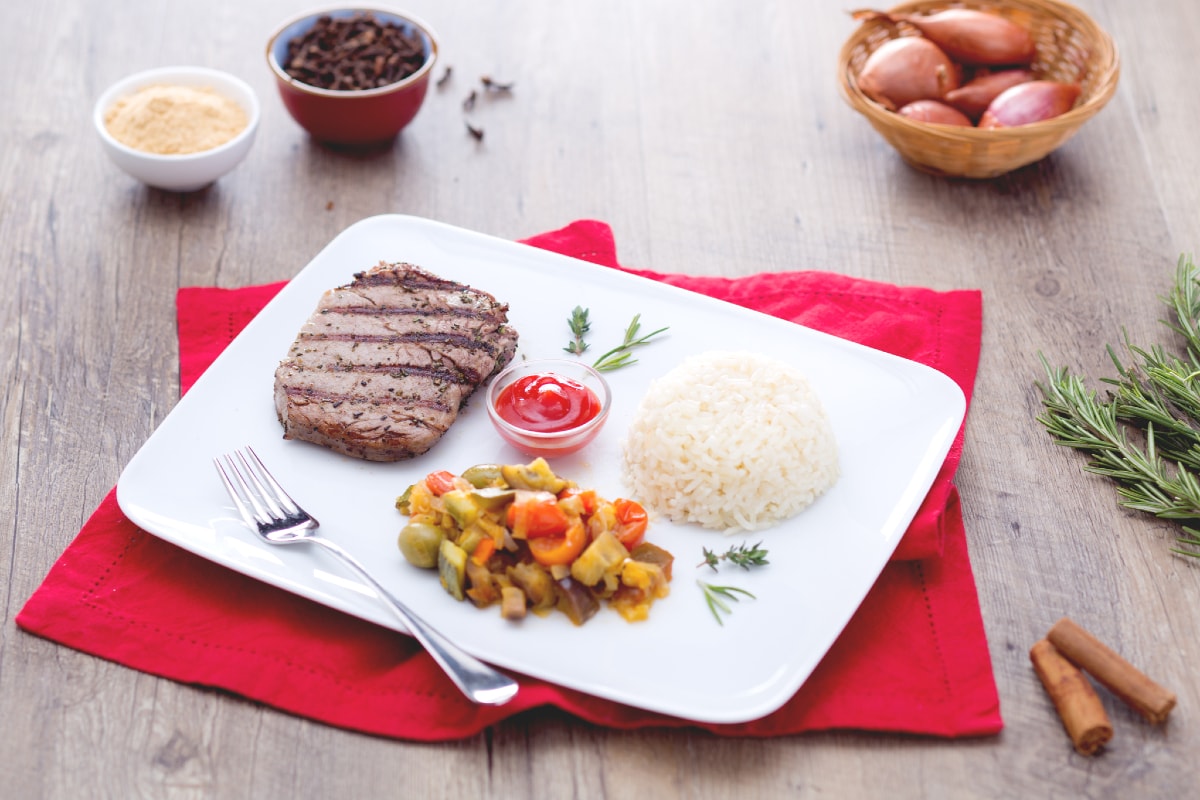 Bœuf grillé épicé avec riz pilaf et légumes printaniers