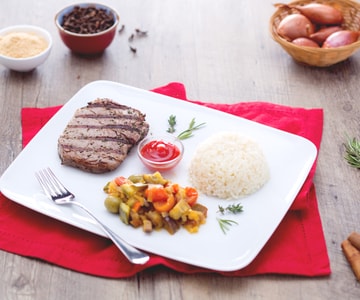 Bœuf grillé épicé avec riz pilaf et légumes printaniers