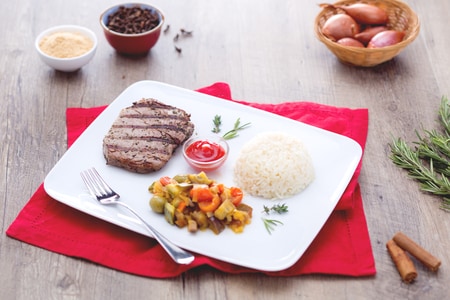 Bœuf grillé épicé avec riz pilaf et légumes printaniers