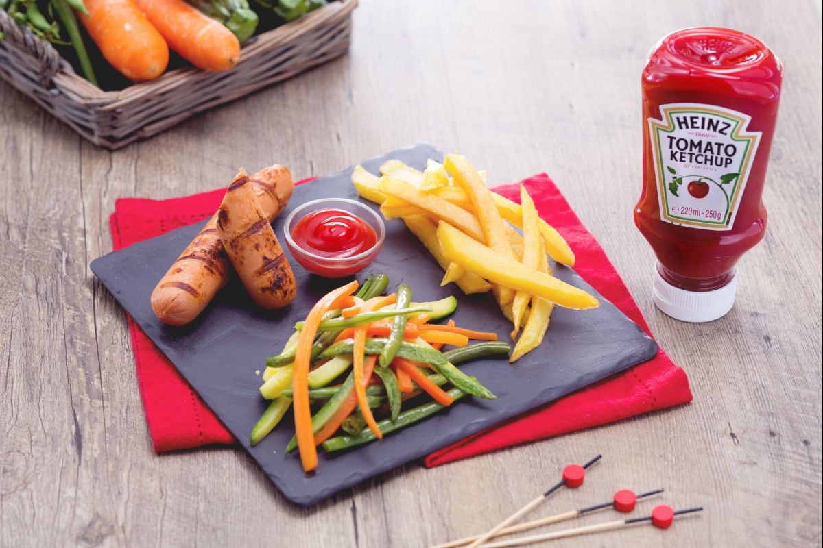 Saucisses grillées avec frites et légumes sautés
