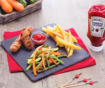 Saucisses grillées avec frites et légumes sautés