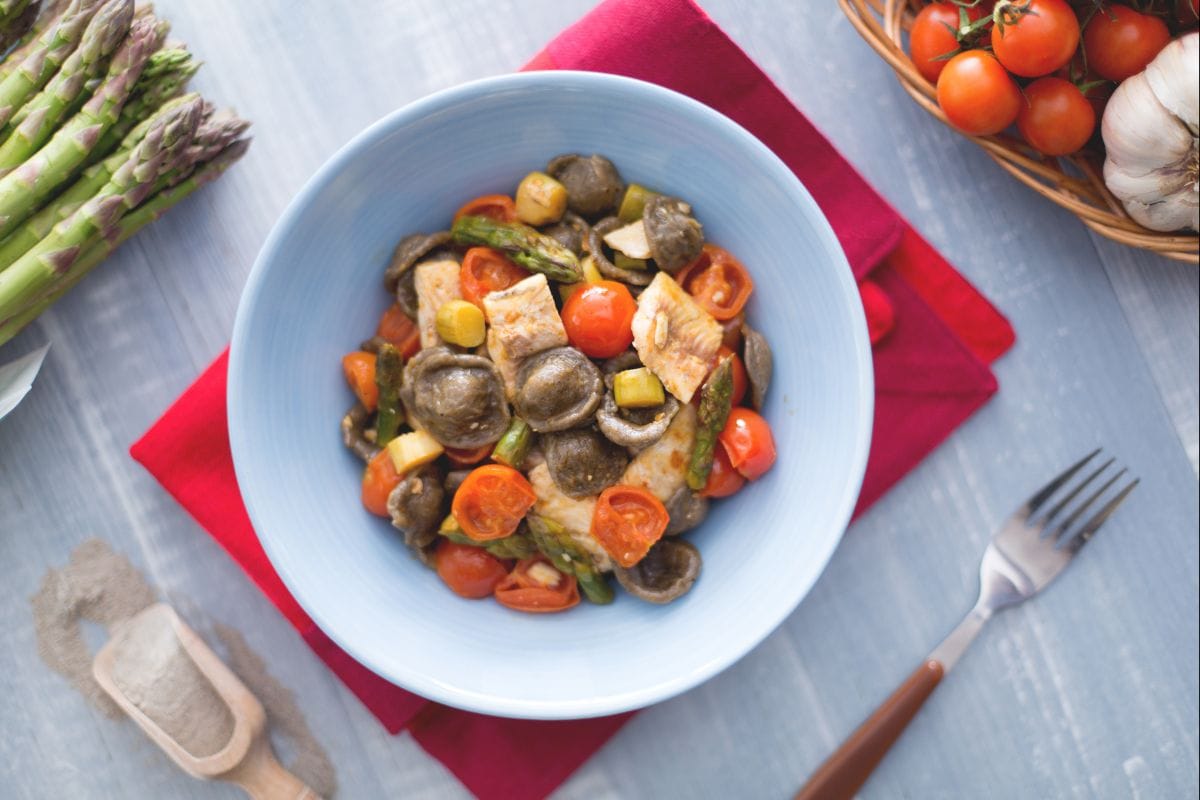 Orecchiette de blé brûlé avec corégone et asperges