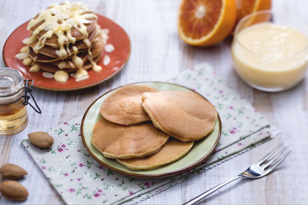 Pancakes aux amandes avec crème à l'orange