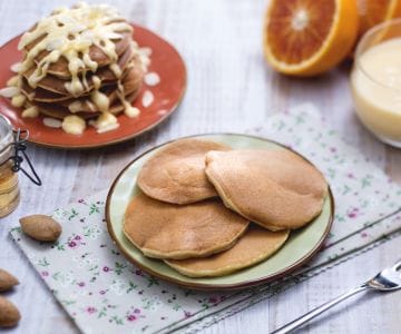 Pancakes aux amandes avec crème à l'orange