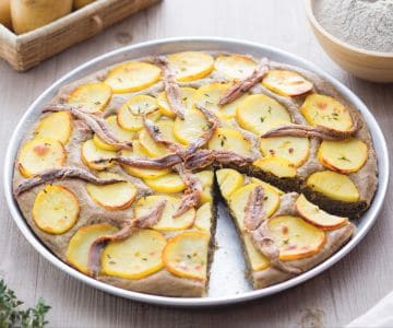 Focaccia de blé brûlé avec pommes de terre et anchois
