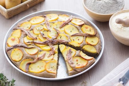 Focaccia de blé brûlé avec pommes de terre et anchois