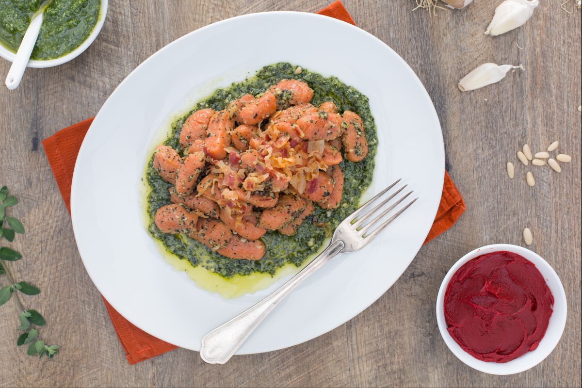 Gnocchi rouges au pesto de marjolaine et lardons