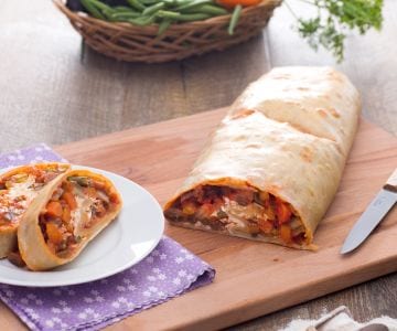 Strudel farci de ragoût de légumes et fromage