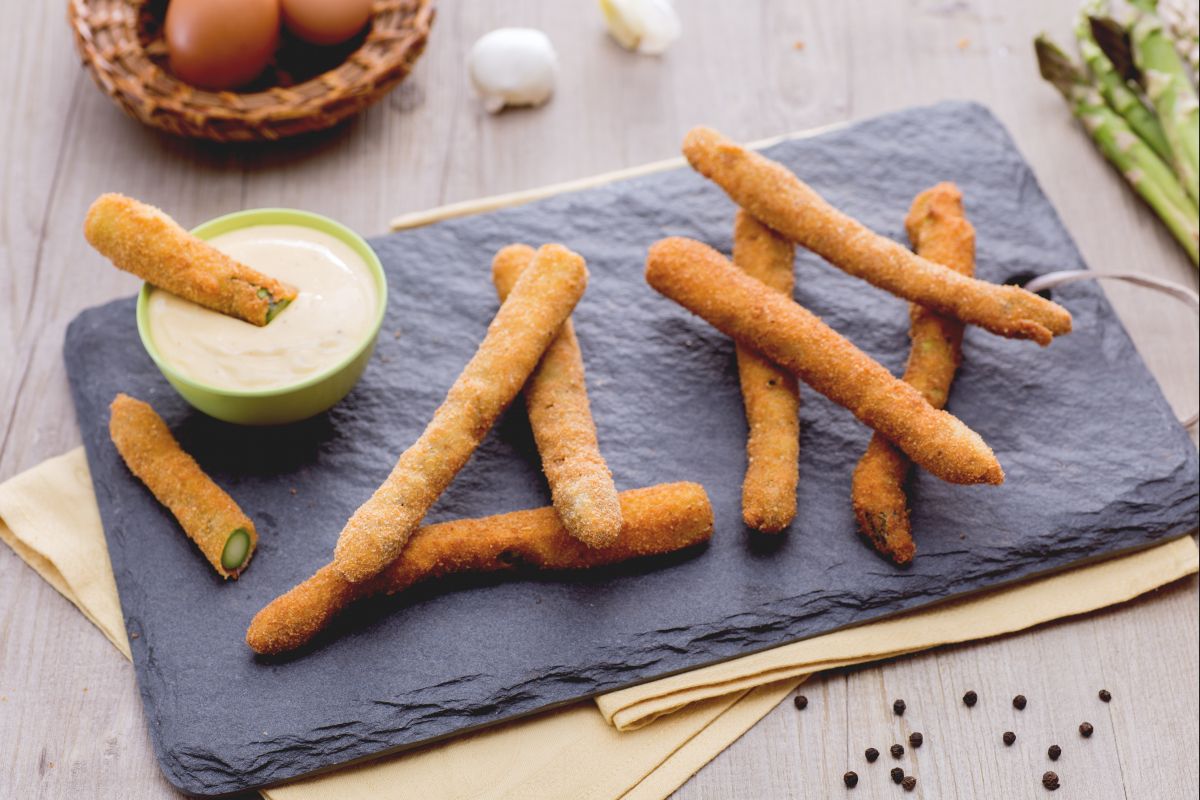Friture d'asperges avec sauce