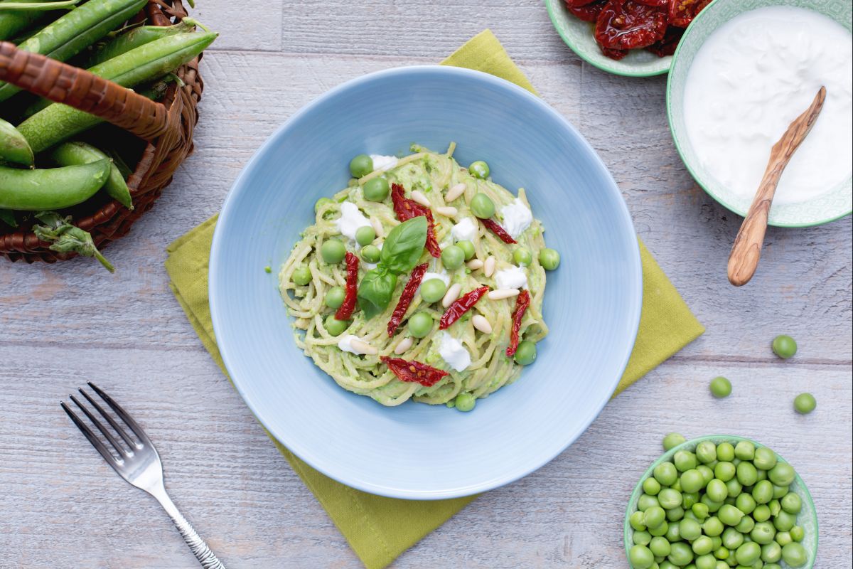 Spaghettis complets avec pesto de pois, tomates séchées et stracciatella