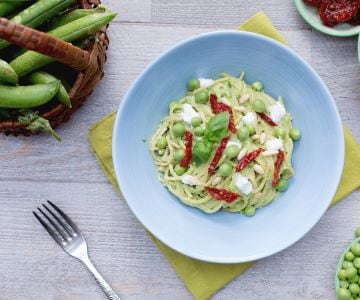 Spaghettis complets avec pesto de pois, tomates séchées et stracciatella