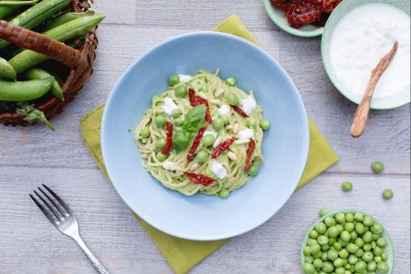 Spaghettis complets avec pesto de pois, tomates séchées et stracciatella