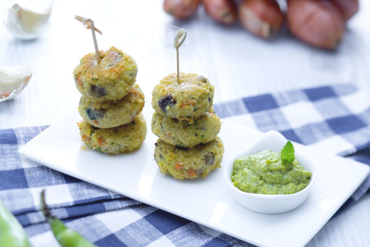 Boulettes de millet aux légumes avec crème de fèves