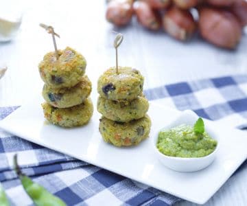 Boulettes de millet aux légumes avec crème de fèves