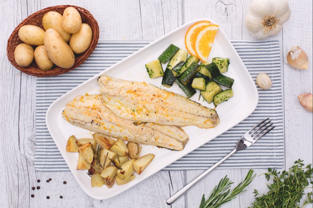 Bar aux agrumes avec pommes de terre nouvelles au romarin et courgettes au persil