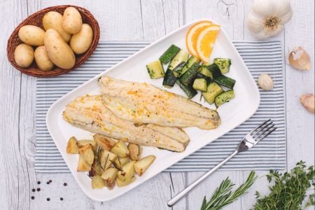 Bar aux agrumes avec pommes de terre nouvelles au romarin et courgettes au persil