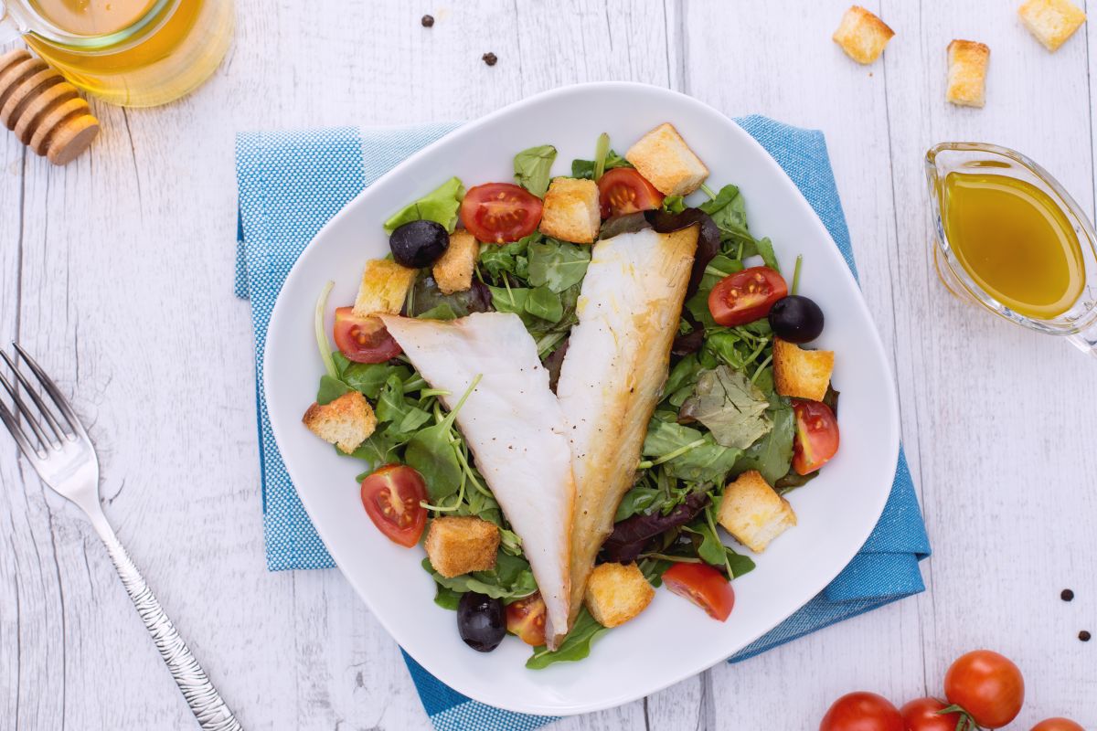 Dorade fumée sur mesclun, croûtons et vinaigrette au miel