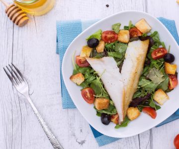 Dorade fumée sur mesclun, croûtons et vinaigrette au miel