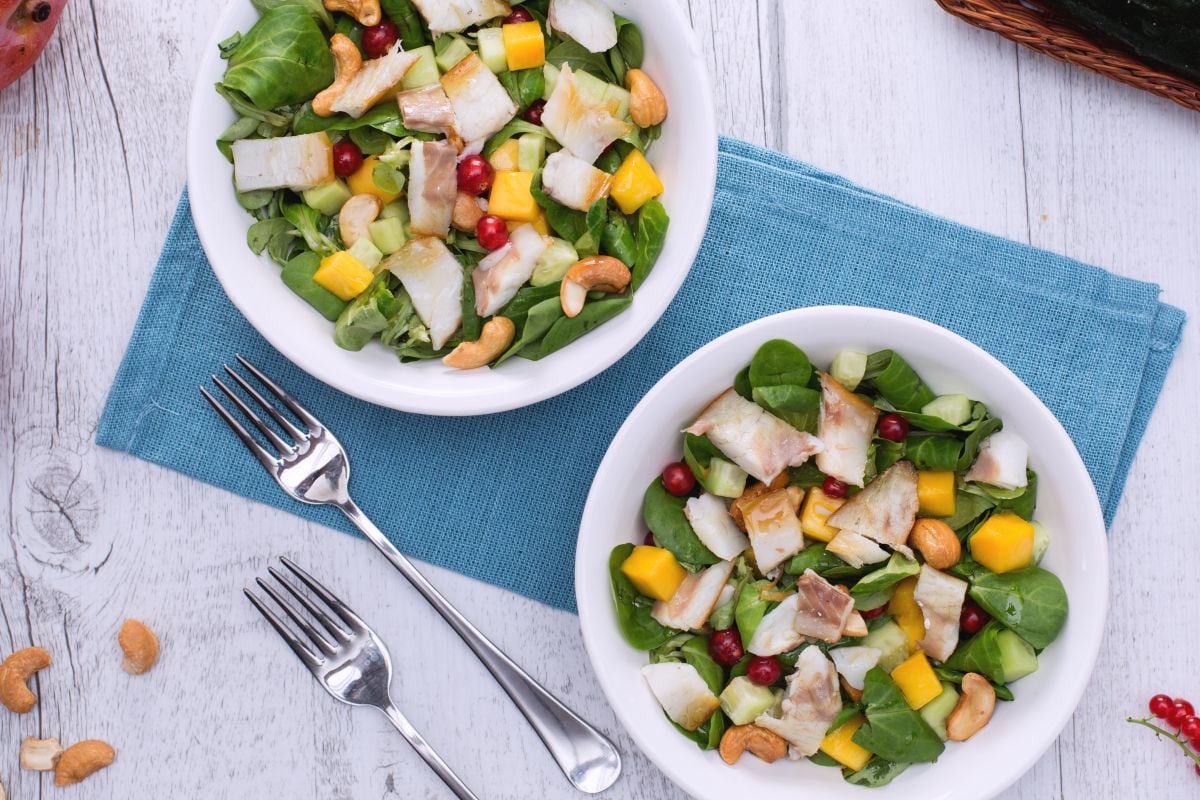Salade de bar fumé avec mangue et fruits secs