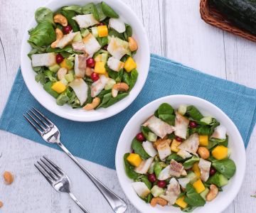 Salade de bar fumé avec mangue et fruits secs