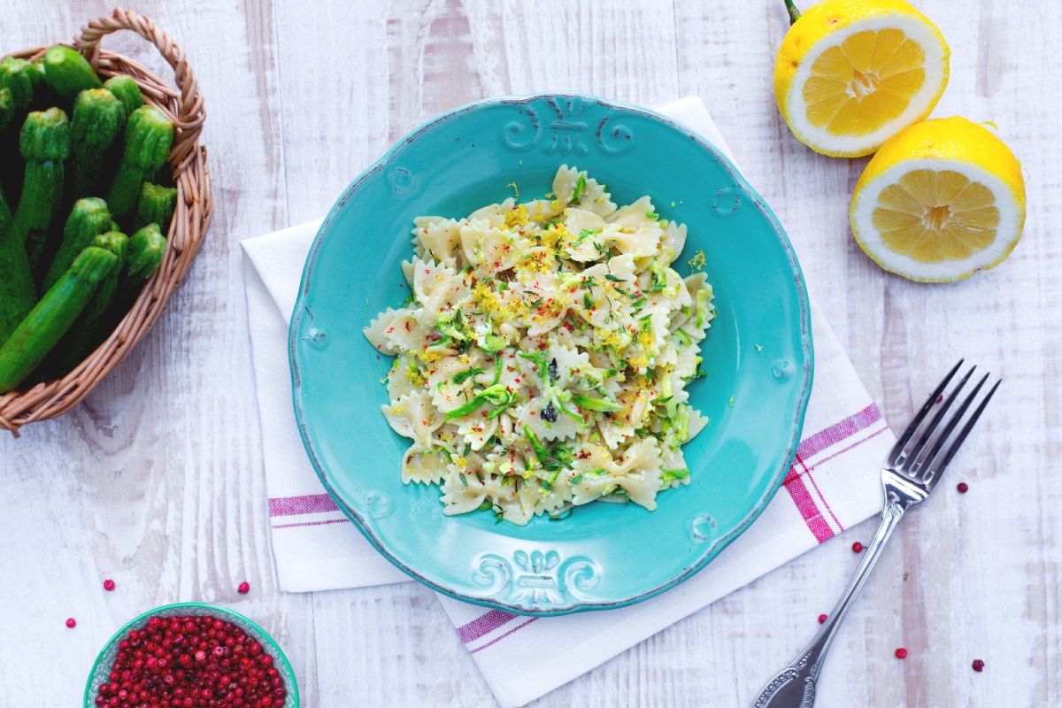 Farfalle complètes aux courgettes, citron et thym
