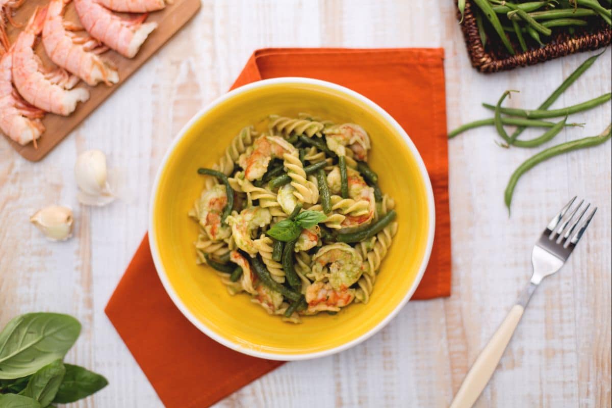Fusilli complets avec haricots verts, queues de crevettes et sauce au basilic