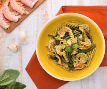 Fusilli complets avec haricots verts, queues de crevettes et sauce au basilic